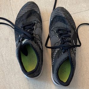 Black and white new balance agility sneakers